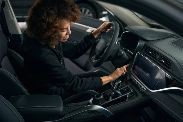 Junge Fahrerin Sitzt Innenraum Eines Modernen Autos Steuer Die Frau — Stockfoto
