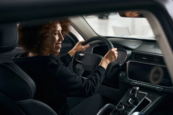 Sorrindo Motorista Multirracial Senta Volante Interior Carro Moderno Mulher Roupas — Fotografia de Stock