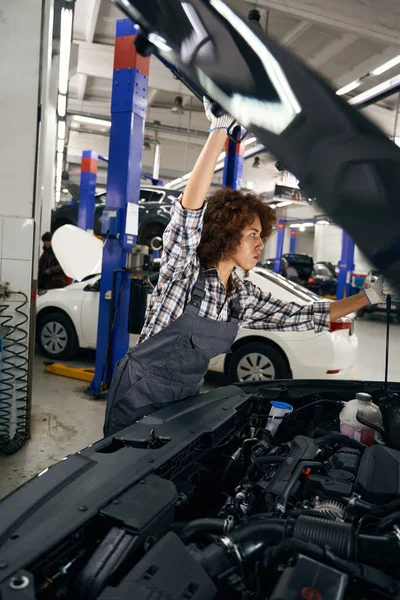 Bonita Oficina Reparação Automóveis Empregado Levanta Capuz Carro Mulher Usando — Fotografia de Stock