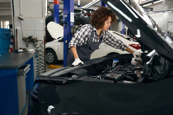 Multiracial Mujer Reparador Automóviles Mira Debajo Capucha Depósito Lavadora Vidrio — Foto de Stock