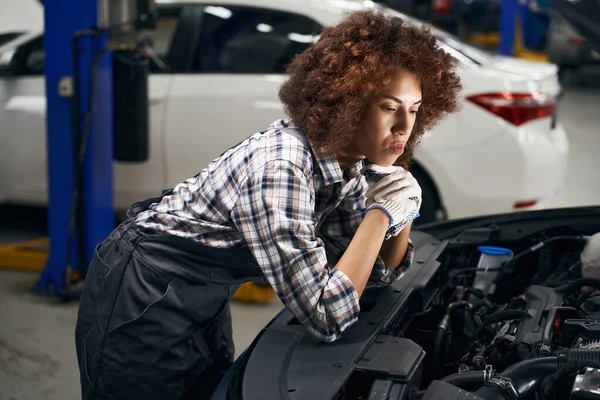 Omtänksam Kvinna Auto Mekaniker Inspekterar Bilen Huven Bilen Underhålls — Stockfoto