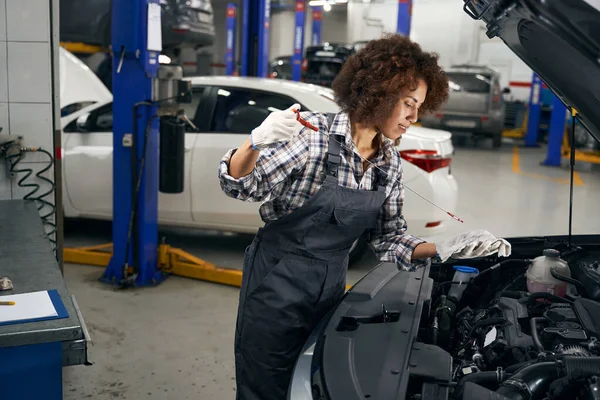 Multiracial Jovem Auto Reparador Verifica Nível Óleo Carro Mulher Trabalha — Fotografia de Stock