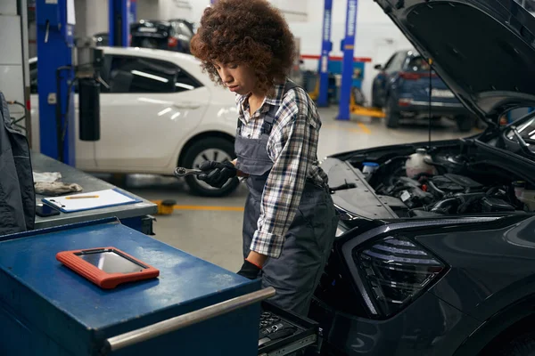 Jovem Trabalhador Reparação Automóveis Uma Xadrez Shirtstands Perto Carro Uma — Fotografia de Stock