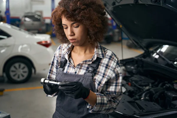 Multiracial Oficina Reparação Automóveis Empregado Roupas Trabalho Perto Carro Mulher — Fotografia de Stock