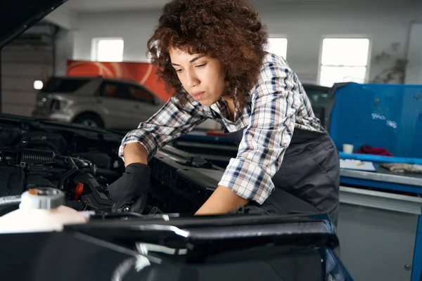 Pretty Multiracial Woman Repairing Car Modern Auto Repair Shop Master — Stock Photo, Image