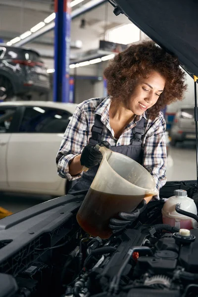 Sorrindo Jovem Auto Reparador Derramando Óleo Gerador Uma Mulher Trabalha — Fotografia de Stock