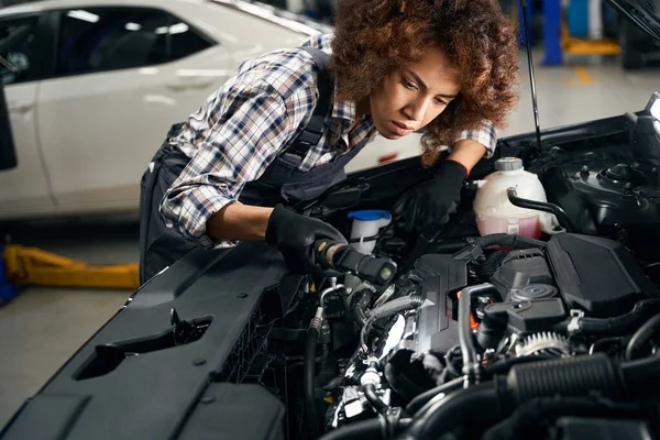 Employee Car Repair Shop Inspects Car Hood Woman Works Comfortable — Stock Photo, Image