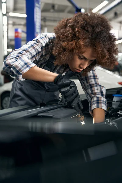 Multiracial Jovem Reparadora Inspecionando Carro Sob Capô Uma Mulher Trabalha — Fotografia de Stock