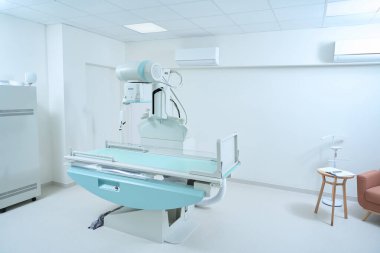 Klinikte modern röntgen cihazı olan bir röntgen odası. Uzayı kopyala Tıp ve tanı konsepti
