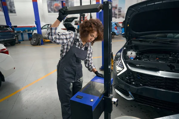 Young Repairwoman Uses Special Equipment Service Maintenance Car Car Stands — Stock Photo, Image
