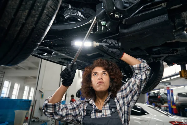 Multiraciale Vrouwelijke Reparateur Met Een Speciale Lamp Inspecteert Auto Van — Stockfoto