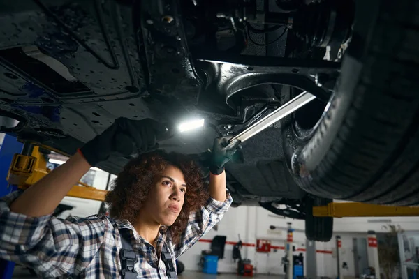 Auto Bevestigd Een Speciale Lift Voor Onderhoud Een Vrouw Reparateur — Stockfoto