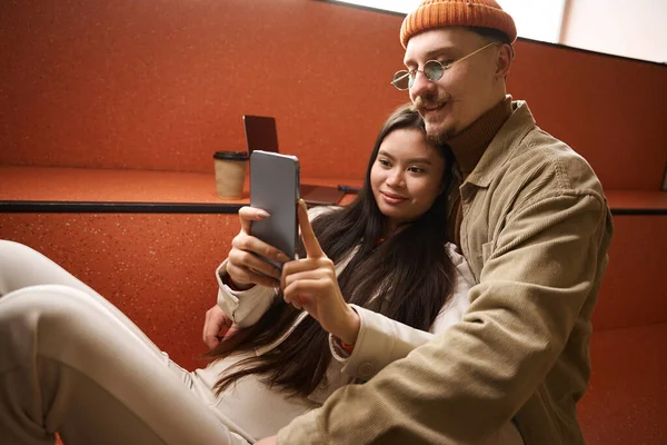 Zadowolona Młoda Azjatka Uśmiechnięty Szczęśliwy Biały Mężczyzna Robi Selfie Pomieszczeniach — Zdjęcie stockowe