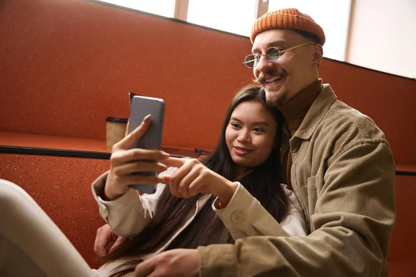 Uśmiechnięta Młoda Azjatka Robi Selfie Radosnym Białym Mężczyzną Środku — Zdjęcie stockowe