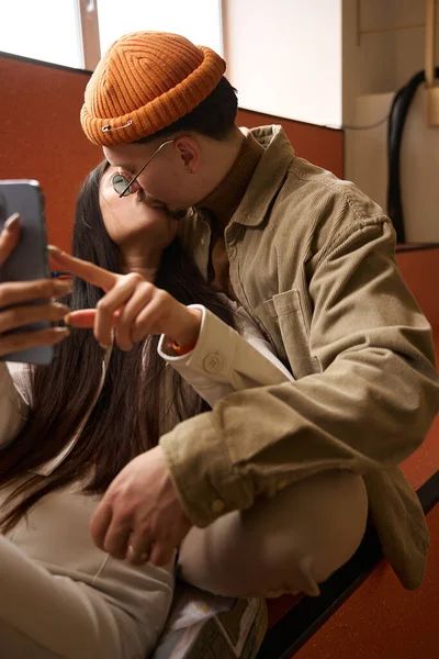Γυναικεία Και Ανδρικά Φιλιά Στα Χείλη Ενώ Παίρνετε Selfie Κινητό — Φωτογραφία Αρχείου