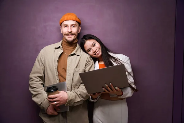 Smiling Happy Asian Woman Pleased Caucasian Man Laptops Standing Wall — Stock Photo, Image