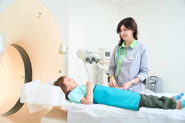 Female Diagnostician Morally Supports Kid Scan Brain Clinic — Stock Photo, Image