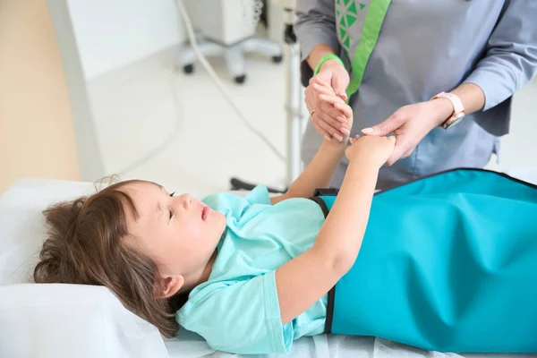 Foto Recortada Médico Segurando Mãos Criança Antes Tomografia — Fotografia de Stock
