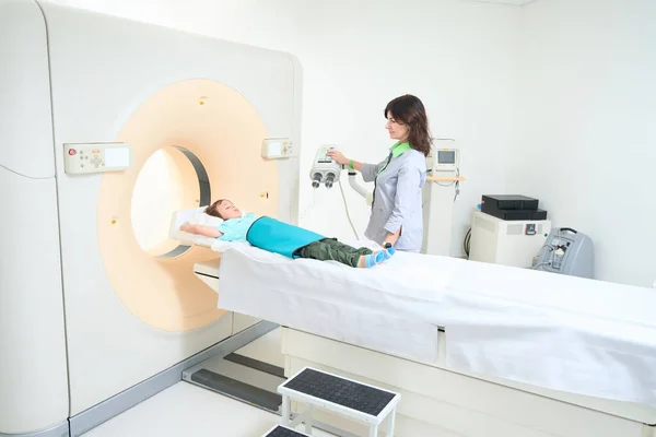 Enfermera Que Controla Máquina Través Del Control Remoto Durante Tomografía — Foto de Stock