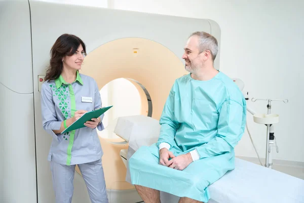 Smiling Male Patient Completing Questionnaire Mri Diagnostic While Looking Doctor — Stock Photo, Image