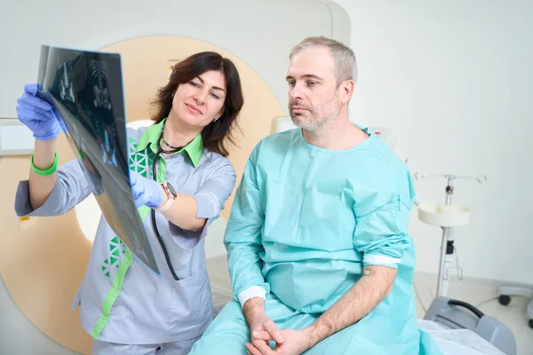 Médico Femenino Paciente Masculino Están Buscando Imágenes Resonancia Magnética Clínica —  Fotos de Stock