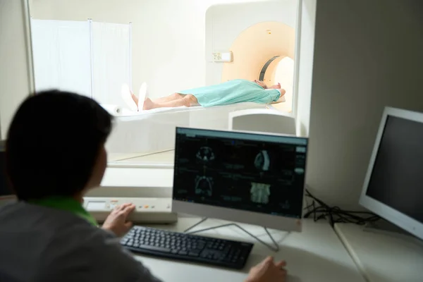 Médica Olhando Para Monitor Equipamentos Diagnóstico Durante Exame Paciente — Fotografia de Stock