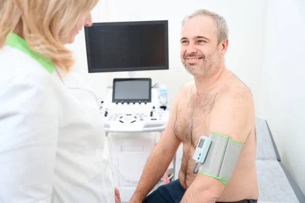 Médecin Appliquant Holter Moniteur Pour Surveillance Quotidienne Électrocardiogramme Homme Adulte — Photo