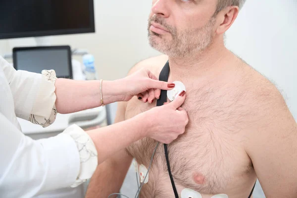 Cardiólogo Examinando Paciente Masculino Con Dispositivo Holter Hospital —  Fotos de Stock