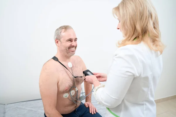 Dokter Menggunakan Perangkat Holter Monitor Dan Perekam Tekanan Darah Harian — Stok Foto