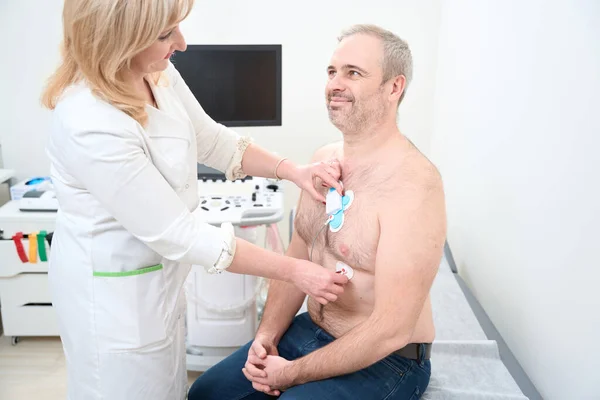 Homem Adulto Sorridente Com Doenças Cardíacas Usando Holter Monitor Dispositivo — Fotografia de Stock