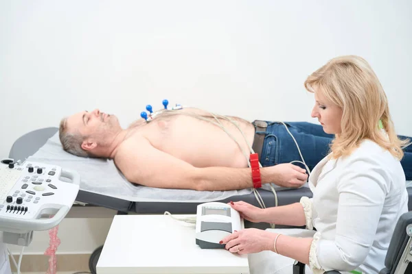 Pasien Pria Mendapatkan Detak Jantung Dipantau Dengan Peralatan Elektrokardiogram Tes — Stok Foto