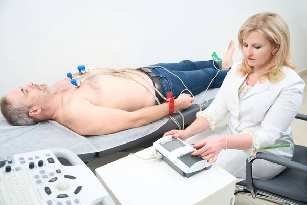 超音波専門医のいる男性のための心臓超音波検査クリニックでの医療検査中 超音波スキャン機を用いた心臓健康診断 — ストック写真