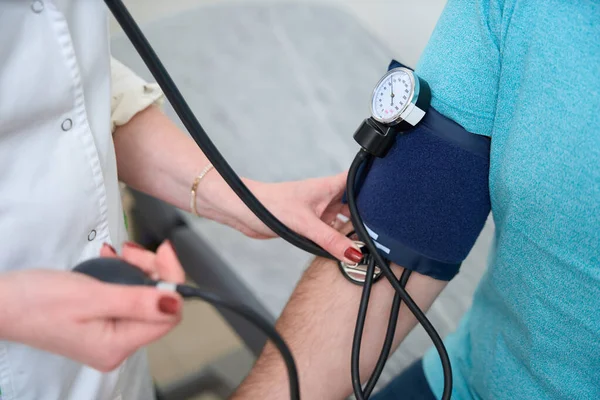 Nahaufnahme Des Arztes Der Den Arteriellen Blutdruck Des Patienten Kontrolliert — Stockfoto