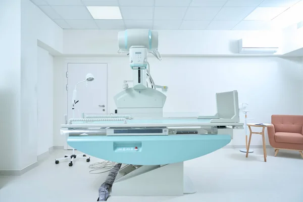 X光设备在房间里 临床上有现代X光机 复制空间 医学和诊断概念医学和诊断概念 — 图库照片