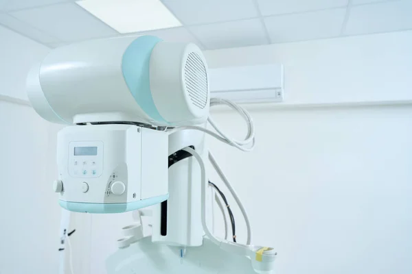 Sulje Osa Röntgenlaitteista Klinikan Huoneessa Lääkkeen Käsite — kuvapankkivalokuva