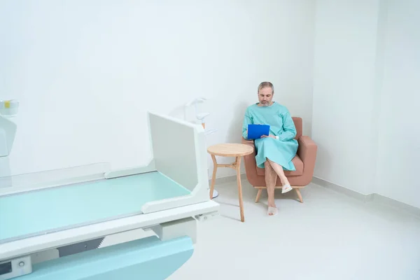 Paciente Varón Adulto Que Cumplimenta Cuestionario Consultorio Médico Antes Del — Foto de Stock