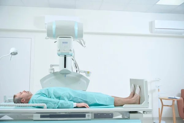 Vuxen Man Liggande Sängen Röntgen Maskin Röntgenbild Rum Kliniken — Stockfoto