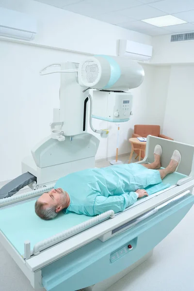 Vuxen Man Genomgår Undersökning Och Göra Röntgen Modern Klinik — Stockfoto