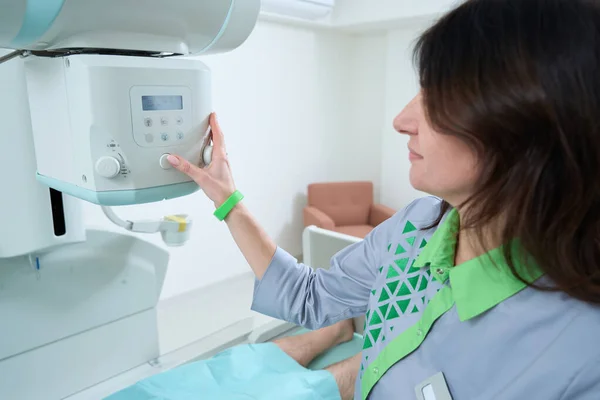 Female Doctor Preparing Pulmonography Ray Procedure Radiologist Cabinet — Stock Photo, Image