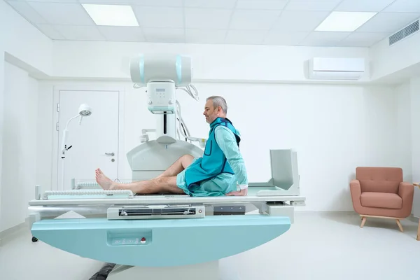 Happy Male Patient Making Ray Knee Modern Equipment Clinic — Stock Photo, Image