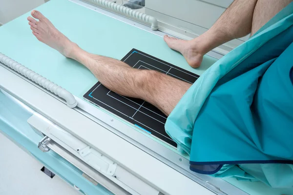 Обрезанное Фото Мужчины Лежащего Кровати Делающего Рентген Колена Радиологической Комнате — стоковое фото
