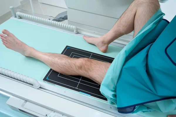 Manlig Patient Som Sitter Sängen Före Knäröntgen Sjukhuset Modern Utrustning — Stockfoto