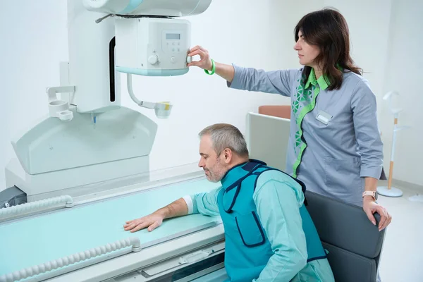 Doctor Encendiendo Escáner Resonancia Magnética Para Hacer Rayos Mano Masculina — Foto de Stock