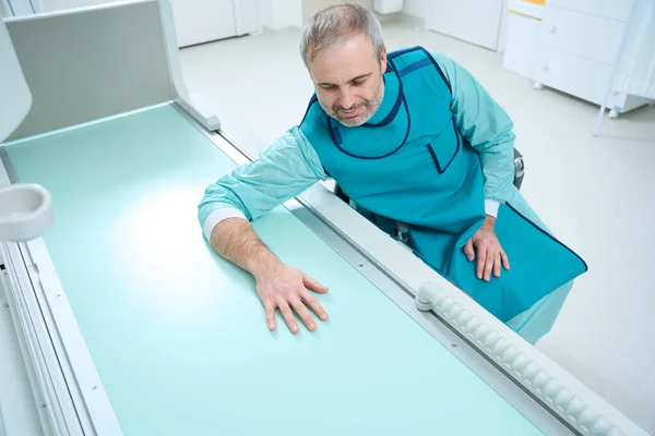Dospělý Muž Dává Ruku Speciální Místo Dělá Rentgen Radiologické Místnosti — Stock fotografie