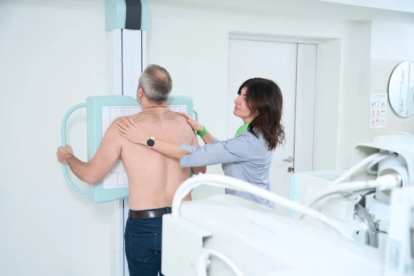 Vuxna Man Medicinsk Klänning Genomgår Lungröntgen Förfarande Kvinnlig Läkare Hjälpa — Stockfoto