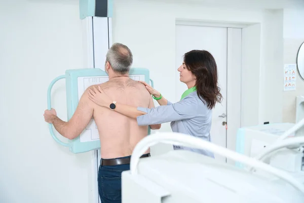 Lekarz Radiolog Wykonujący Prześwietlenie Dorosłego Pacjenta Płci Męskiej — Zdjęcie stockowe