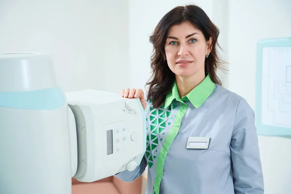 Smiling Doctor Medical Coat Standing Ray Machine Modern Hospital Radiology — Stock Photo, Image