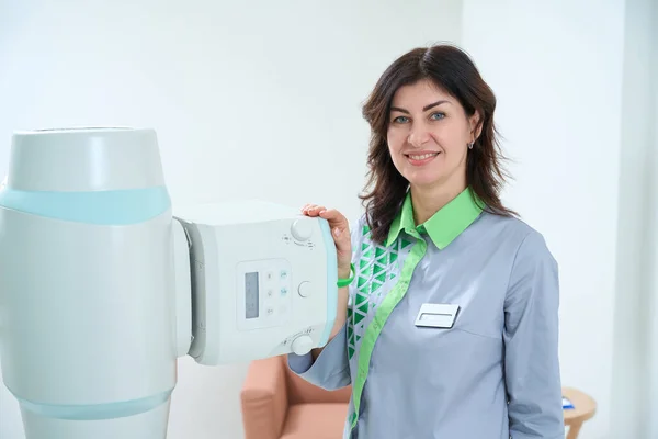 Smiling Lady Posing Ray Machine Modern Hospital Radiology Room Clinic — Stock Photo, Image