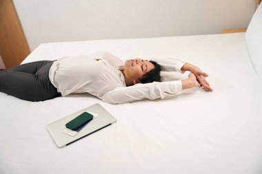 Huzurlu kadın, lüks süitte gözleri kapalı bir şekilde yatıyordu.