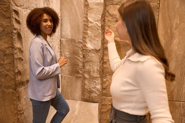 Gerente Atenta Mujer Informar Mujer Afroamericana Visitante Chaqueta Elegante Jeans —  Fotos de Stock